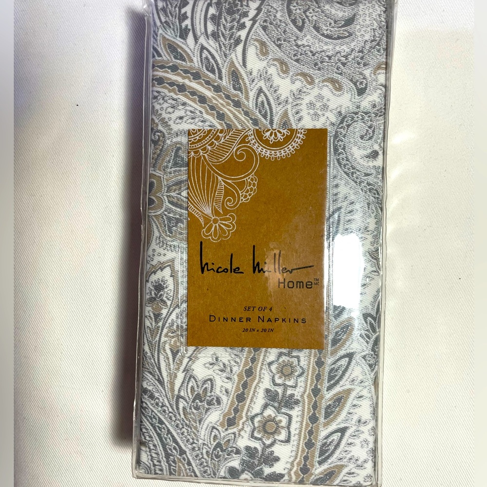 NWT   NICOLE MILLER HOME  DINNER NAPKINS   Set of Four